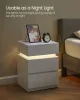 VASAGLE LED Éjjeliszekrény 3 Fiókos Fehér Állítható Színű Világítással