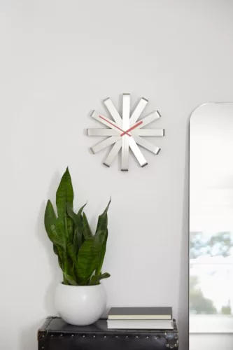 Umbra Ribbon Rozsdamentes Acél Modern Falióra Piros Mutatókkal