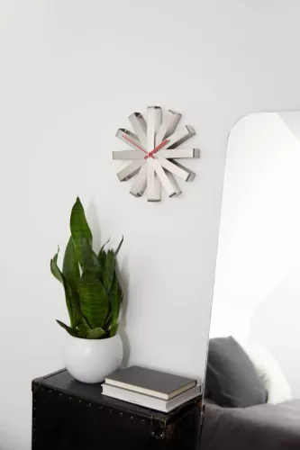 Umbra Ribbon Rozsdamentes Acél Modern Falióra Piros Mutatókkal