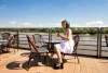 King Home Cafe Paris Rattan Kerti Asztal Üveglappal Dióbarna