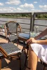 King Home Cafe Paris Rattan Kerti Asztal Üveglappal Dióbarna