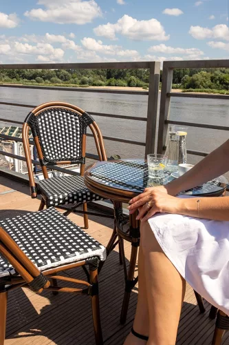 King Home Cafe Paris Rattan Kerti Asztal Üveglappal Dióbarna