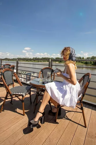 King Home Cafe Paris Rattan Kerti Asztal Üveglappal Dióbarna